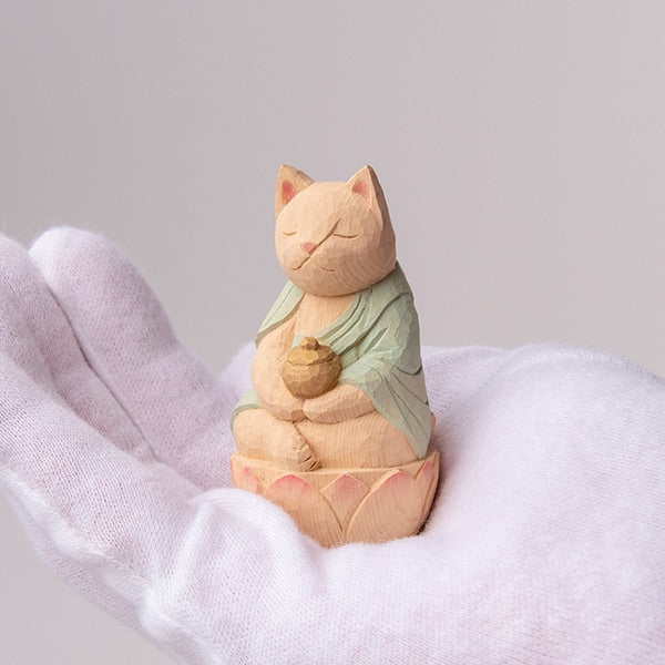 木彫りの薬師猫 袈裟を着た猫仏さま 定印/薄緑
