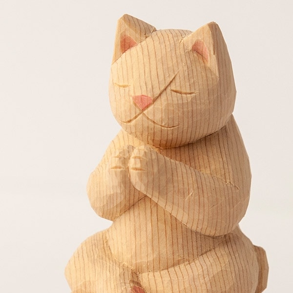 木彫りの合掌猫 淡彩色 猫仏さま
