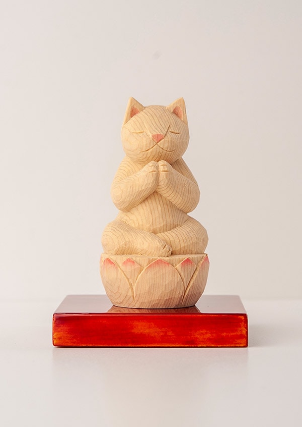 木彫りの合掌猫　淡彩色　猫仏さま