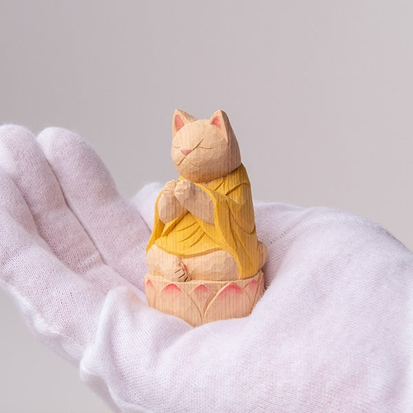 木彫りの合掌猫 袈裟を着た猫仏さま 黄色