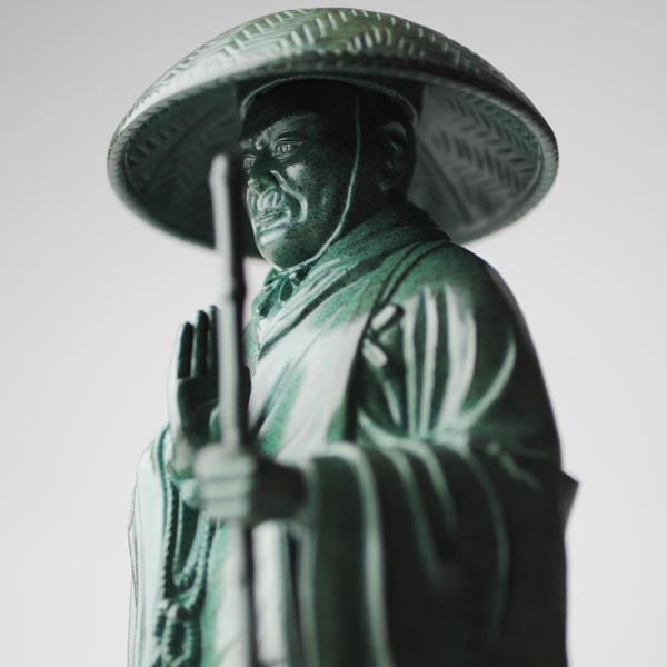 親鸞聖人 - 総高24cm　青銅色　高岡銅器