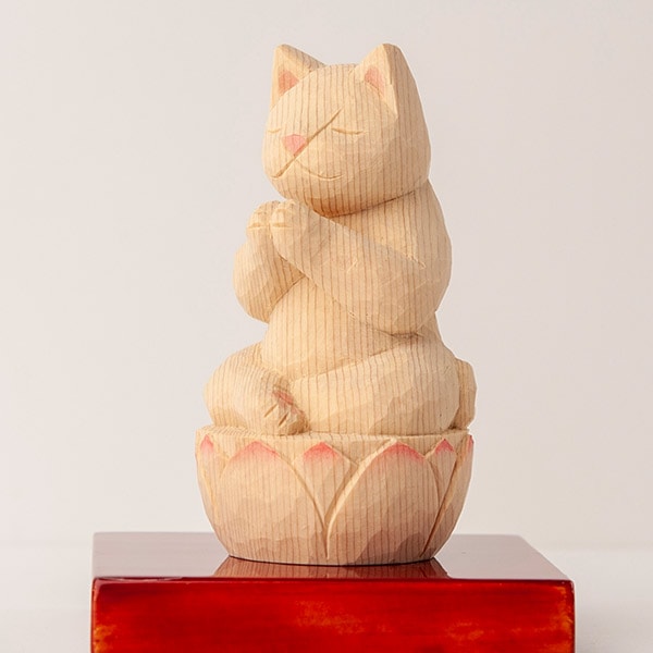 木彫りの合掌猫　淡彩色　猫仏さま